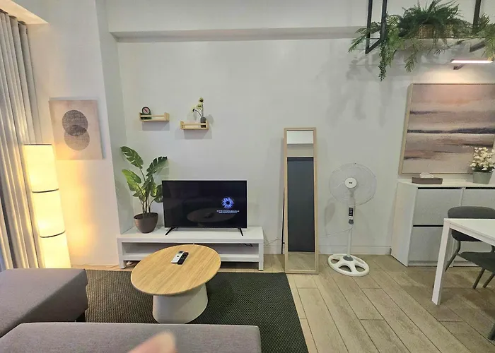 Organic Modern 1br Near Greenbelt